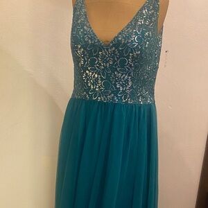 Elegant Green Lace Evening Gown